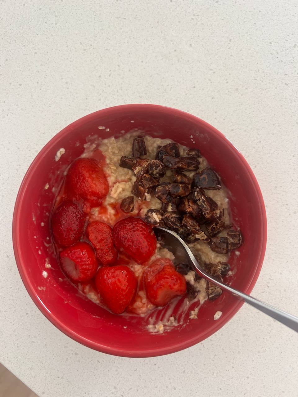 breakfast oats with dates and strawberries