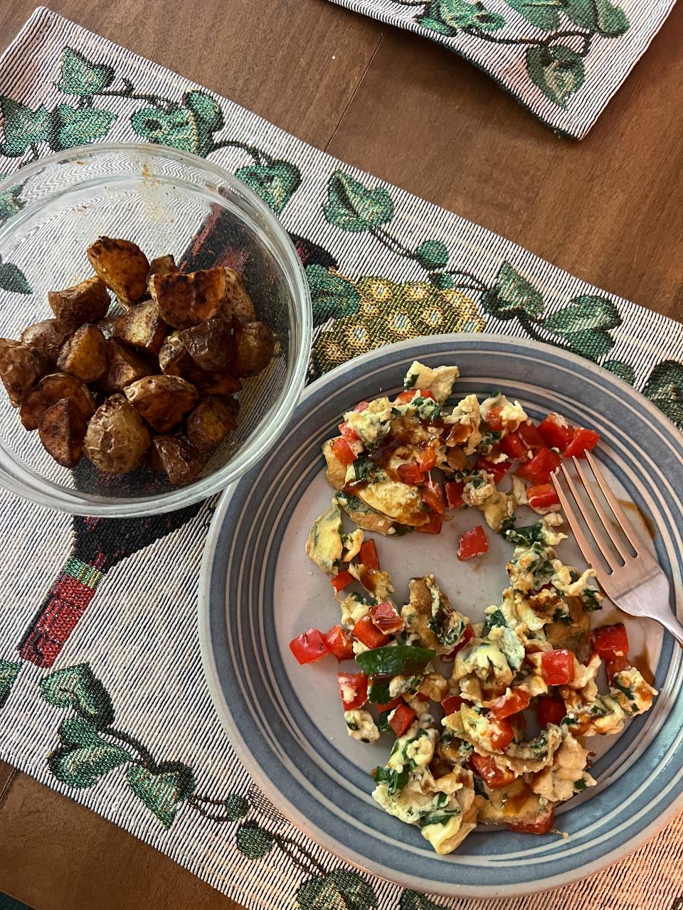 Egg scramble with spinach and red bell pepper, Roasted potatoes